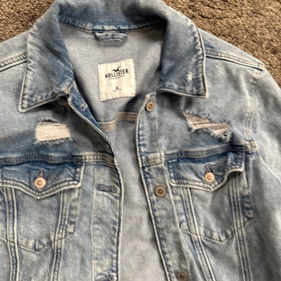 Hollister Women’s Xl but fits Large Light Wash Distressed Denim Jacket EUC - Picture 4 of 11